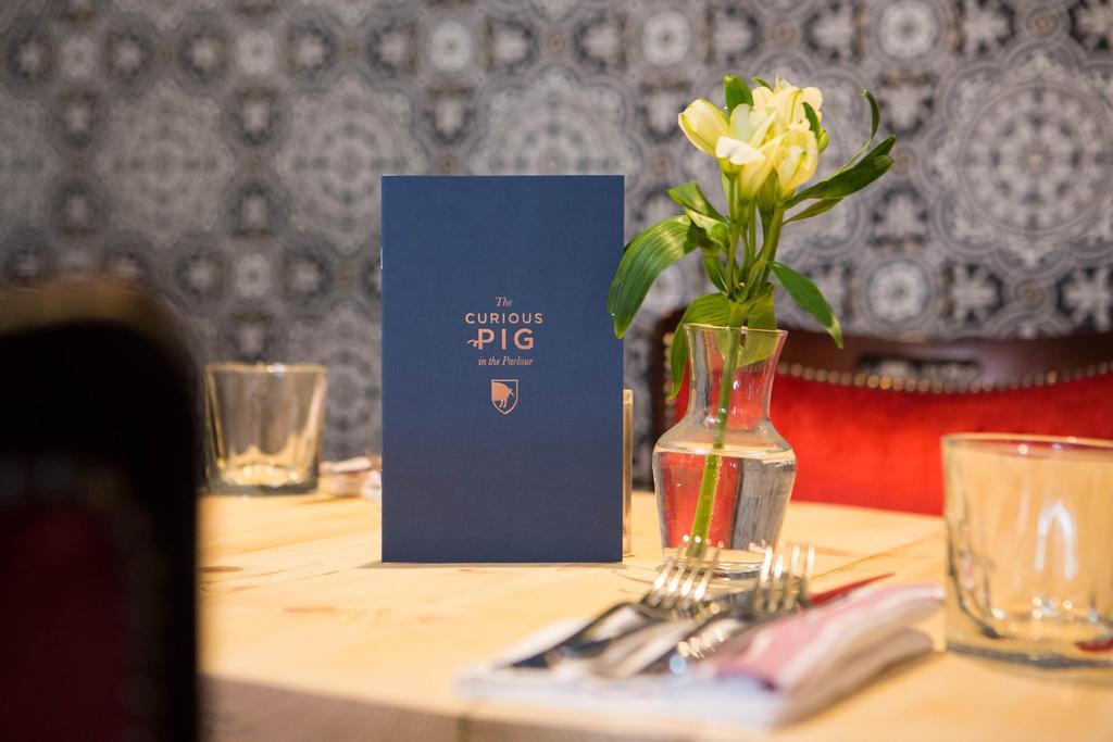The Curious Pig In The Parlour Hotel Burstow Exterior photo