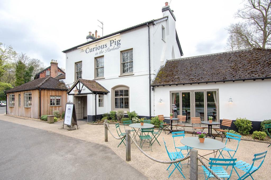 The Curious Pig In The Parlour Hotel Burstow Exterior photo