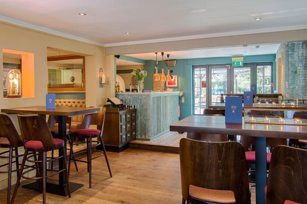 The Curious Pig In The Parlour Hotel Burstow Exterior photo