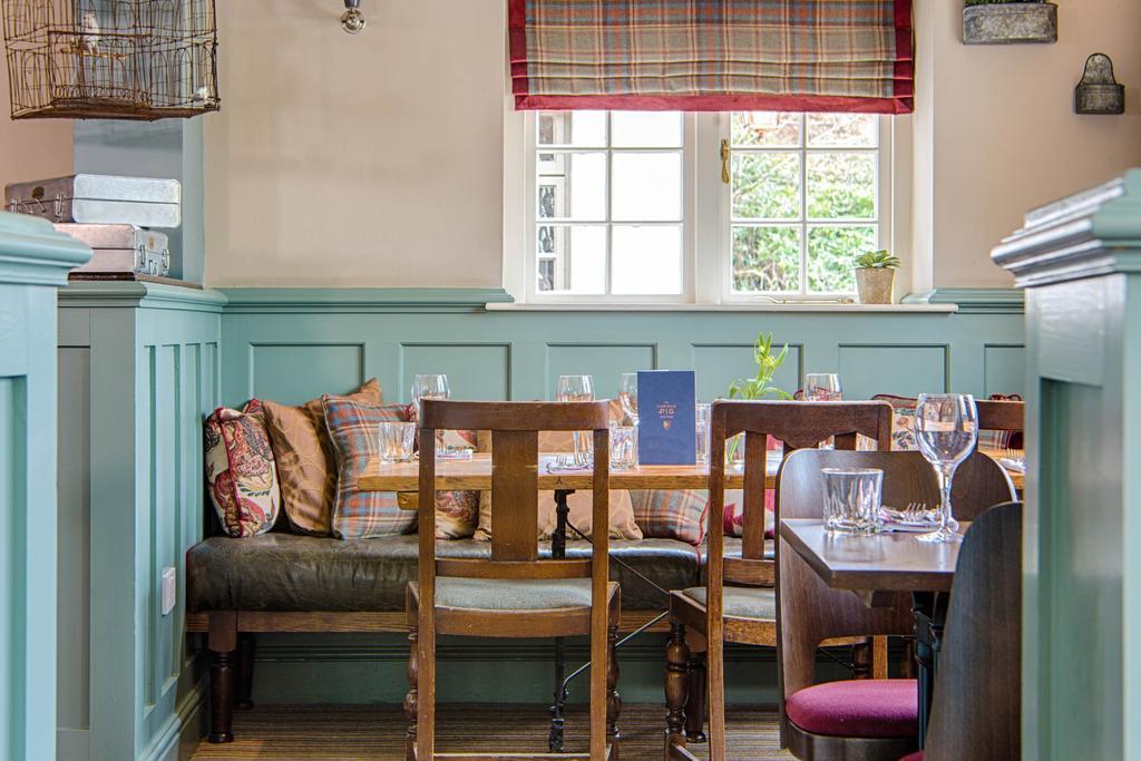 The Curious Pig In The Parlour Hotel Burstow Exterior photo
