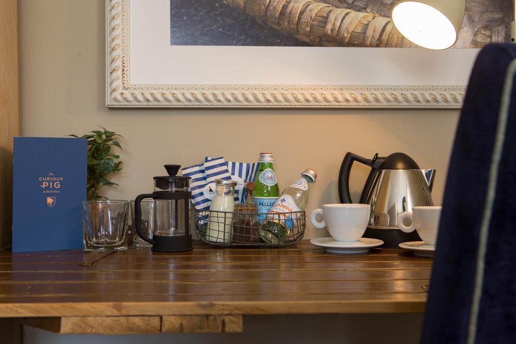 The Curious Pig In The Parlour Hotel Burstow Exterior photo
