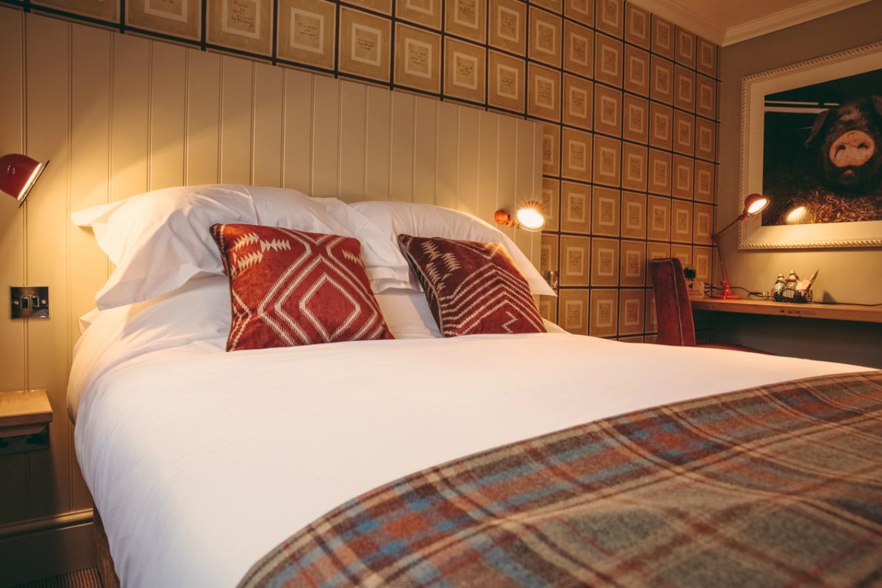 The Curious Pig In The Parlour Hotel Burstow Exterior photo